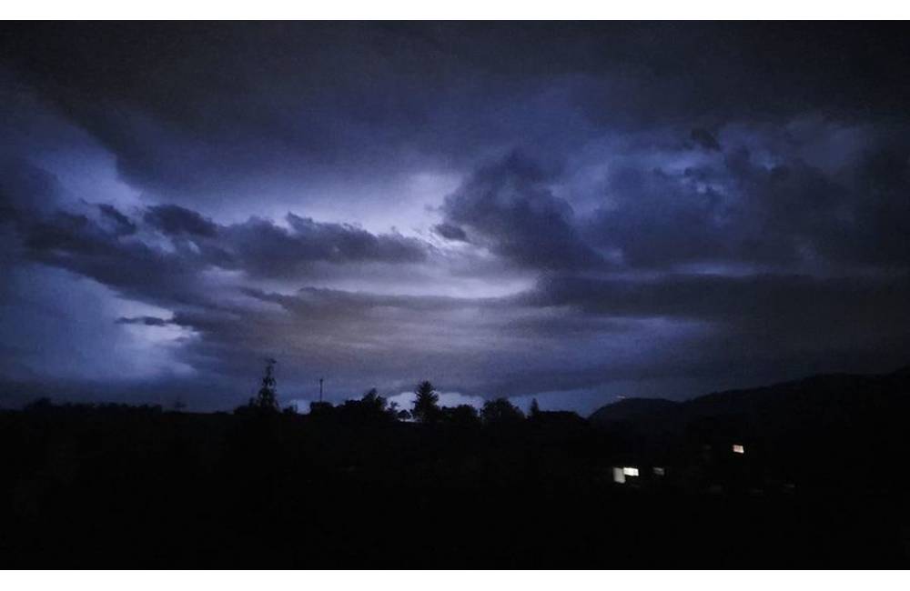 Od polnoci sa v Žilinskom kraji očakávajú búrky s intenzívnymi lejakmi, SHMÚ varuje aj pred povodňami