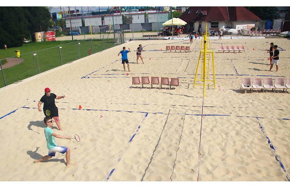 Foto: Prvý žilinský airbedmintonový turnaj sa odohral v sobotu na pieskových kurtoch v areáli plavárne