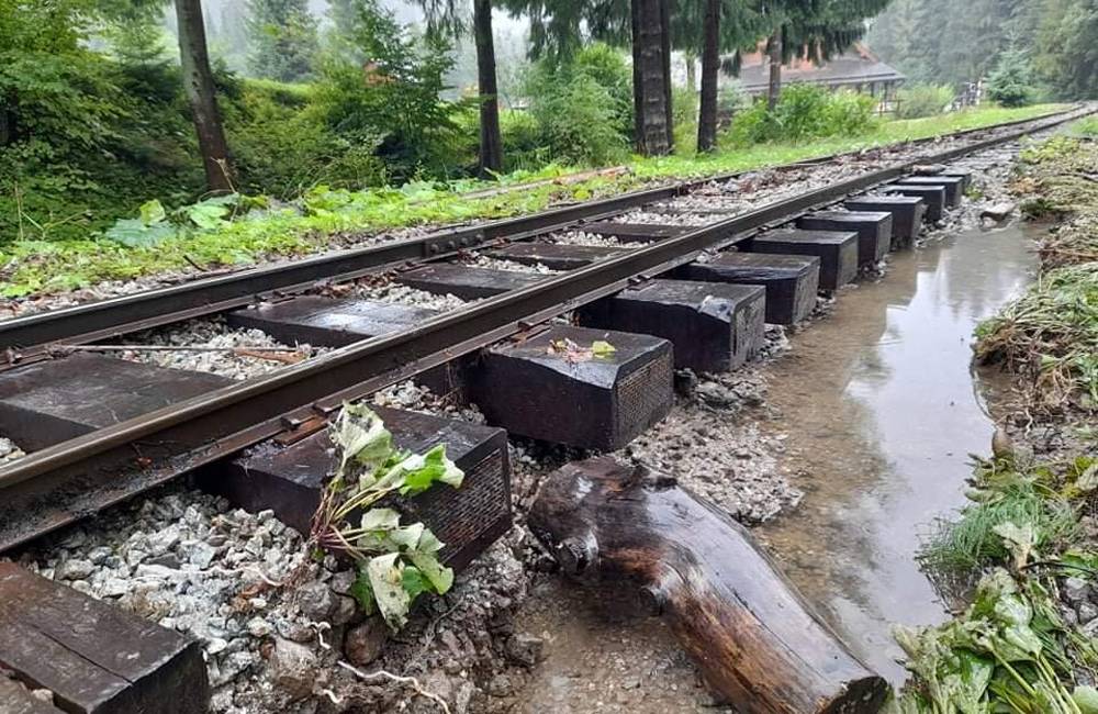 Prívalové dažde poškodili časť historickej železnice vo Vychylovke, Múzeum kysuckej dediny zostane zatvorené