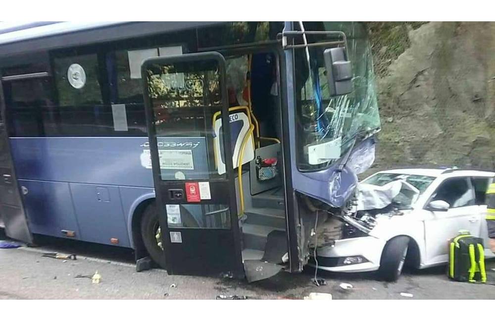 Vodič autobusu dostal pod Strečnom pravdepodobne infarkt, zrazil sa s tromi osobnými autami