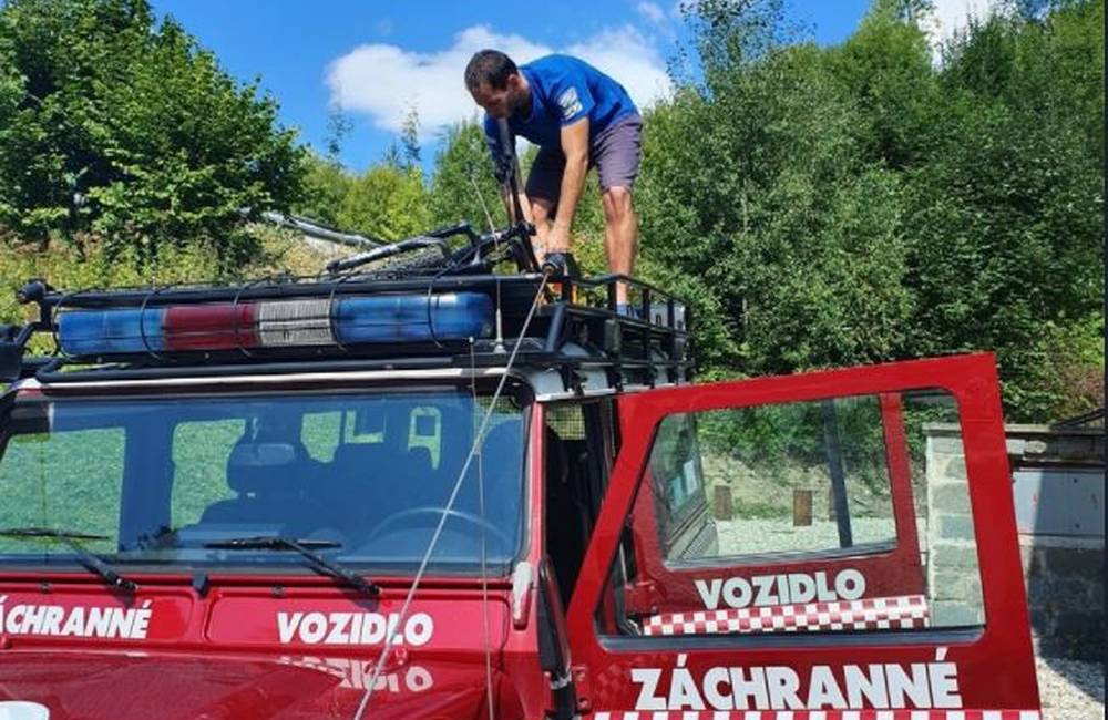 Pri Dedovke spadol počas zjazdu cyklista, pomohli mu horskí záchranári