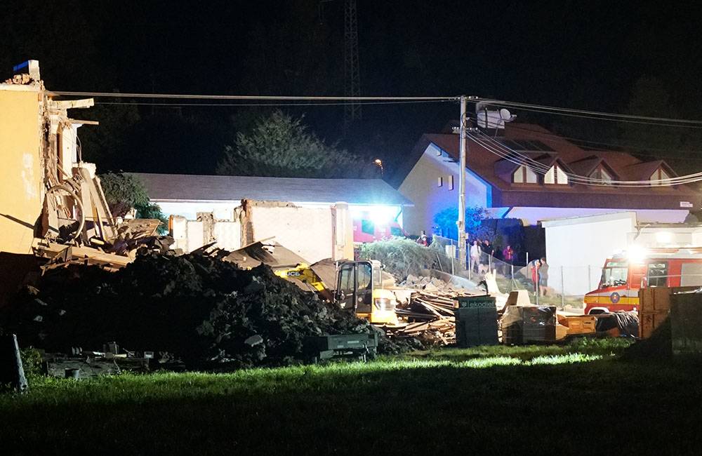 FOTO: V mestskej časti Trnové sa zrútil rodinný dom, záchranári v troskách hľadali osoby