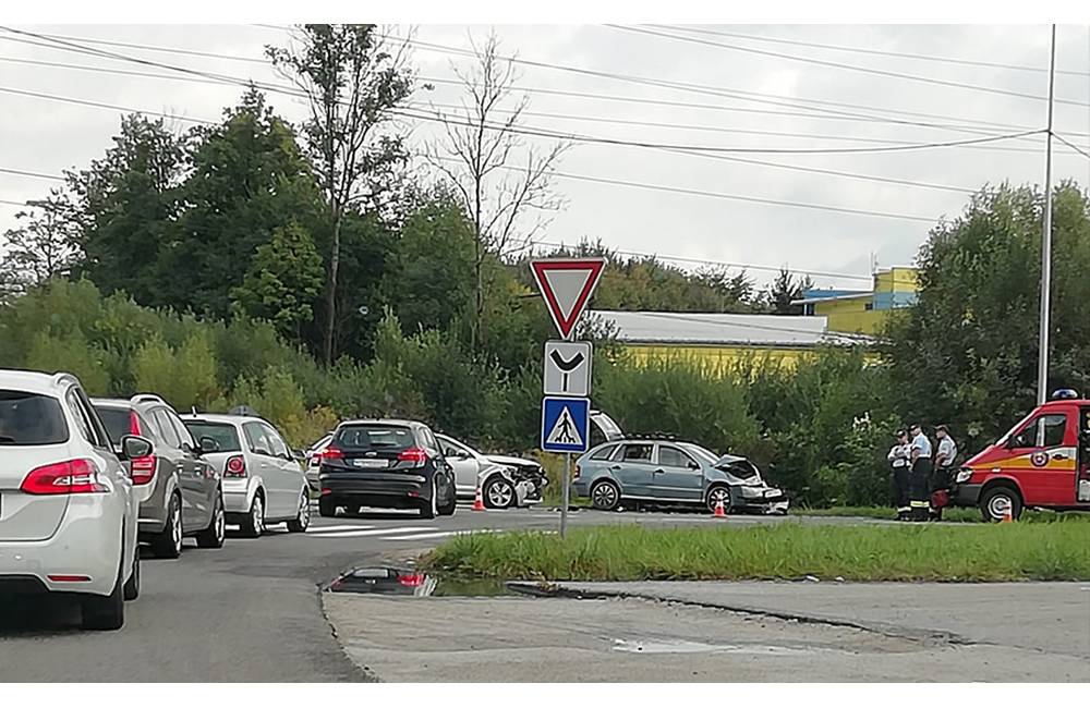 Dnes popoludní došlo k dopravným nehodám postupne v Tepličke nad Váhom, Strečne a Varíne. Žilina stojí