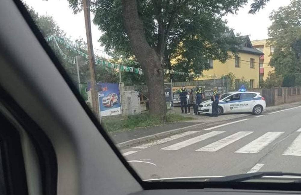 Muž na Hájiku fyzicky napádal iného muža v prítomnosti policajtov, žena v Celulózke skákala autám do cesty
