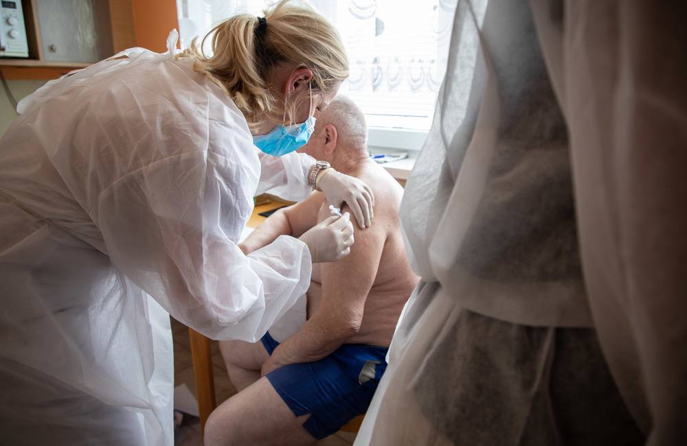 V Žilinskom kraji dnes začali očkovať treťou dávkou, prioritu sú obyvatelia centier sociálnych služieb