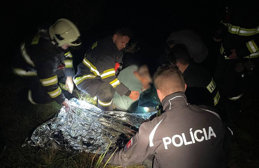 Policajti zachránili muža topiaceho sa v rieke Váh, vytiahnutie na breh komplikoval silný prúd
