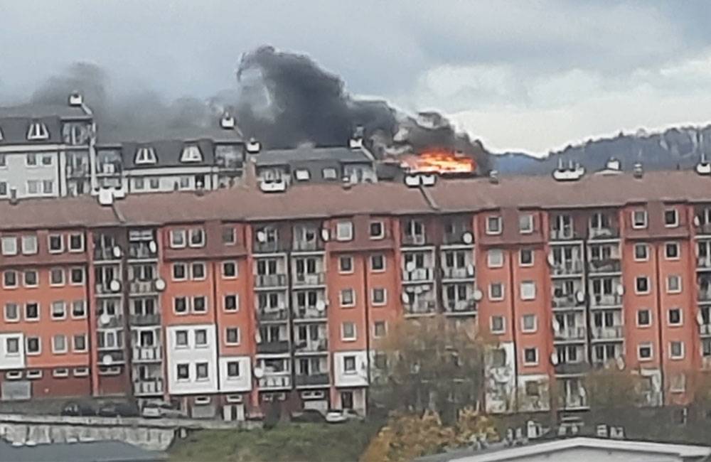 Na sídlisku Hájik horel bytový dom, oheň sa rýchlo rozširoval