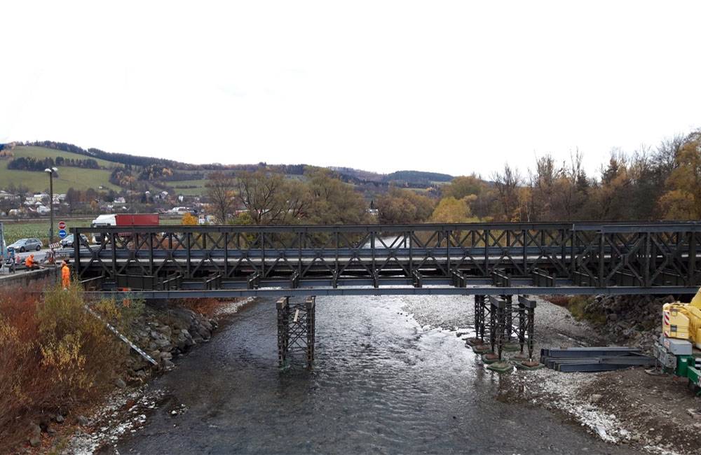 Foto: Práce na rekonštrukcii dočasných mostov vo Vraní idú podľa plánu, uzavreté budú ešte tri týždne