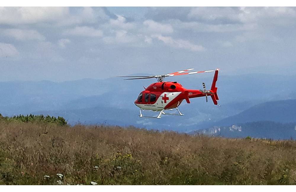 Foto: Turista si pri zostupe z vrchu Tlstá vážne poranil členok, pre náročný terén zasahovali leteckí záchranári