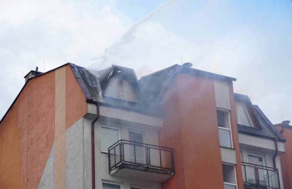 Časť obyvateľov bytovky na Hájiku, ktorú začiatkom novembra poškodil požiar, sa dnes vrátila do bytov