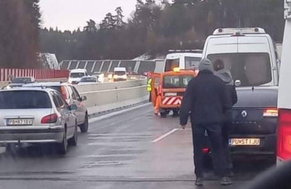 AKTUÁLNE: Diaľnica od Považskej Bystrice je smerom na Žilinu uzavretá pre poľadovicu a viaceré nehody