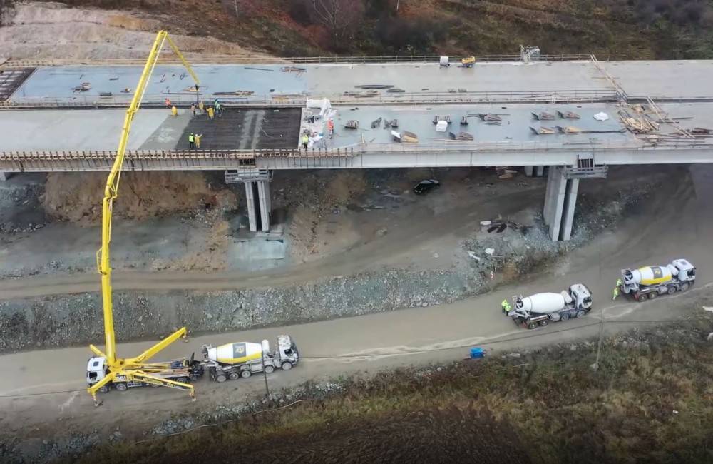 VIDEO: V tuneli Višňové začne výstavba podkladu pod vozovkou, vo vonkajšej časti betónujú najdlhšie mosty