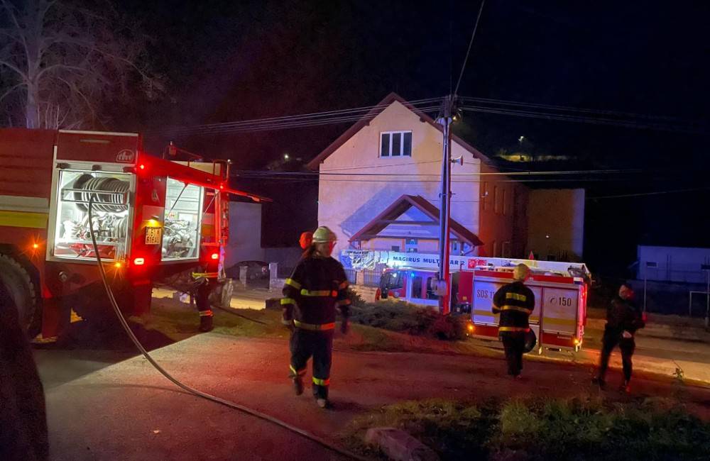 Pri Bytči horel rodinný dom, hasiči požiar uhasili za menej než hodinu