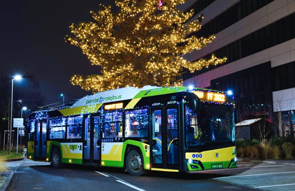 Vianočný trolejbus zavíta počas najbližších dní do Trnového, Považského Chlmca, Zástrania, Brodna aj Bánovej