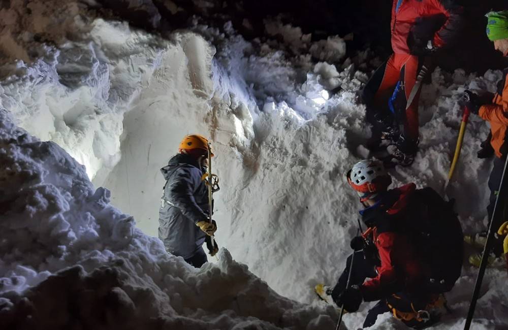 Foto: Lavína zasypala vo Veľkej Fatre dvoch skialpinistov. Jedného z nich našli bez známok života, druhého hľadajú