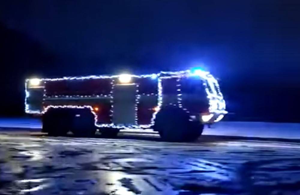Foto: VIDEO: Na Strednej škole Požiarnej ochrany v Žiline si vianočne vyzdobili hasičskú Tatru