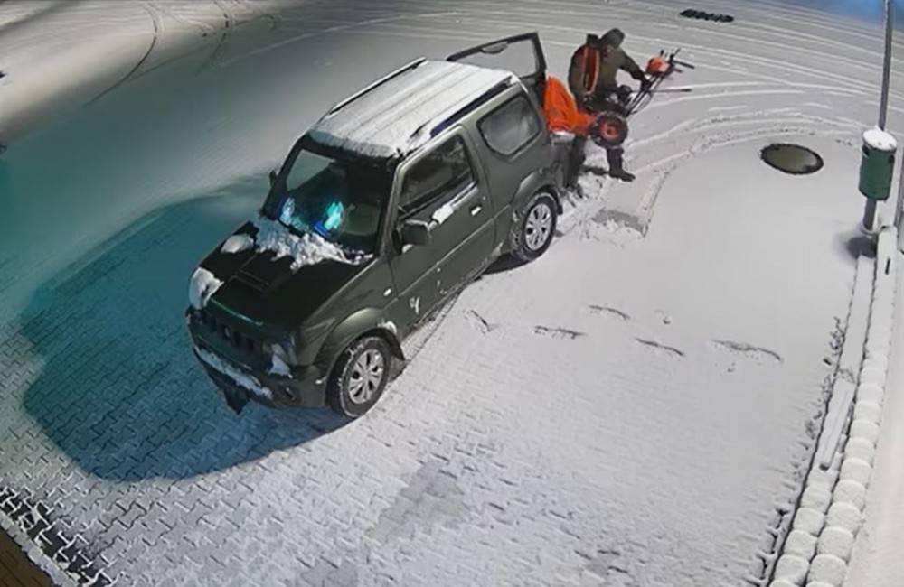VIDEO: Neznámy muž ukradol v Námestove snehovú frézu, pod kamerami si ju naložil do auta