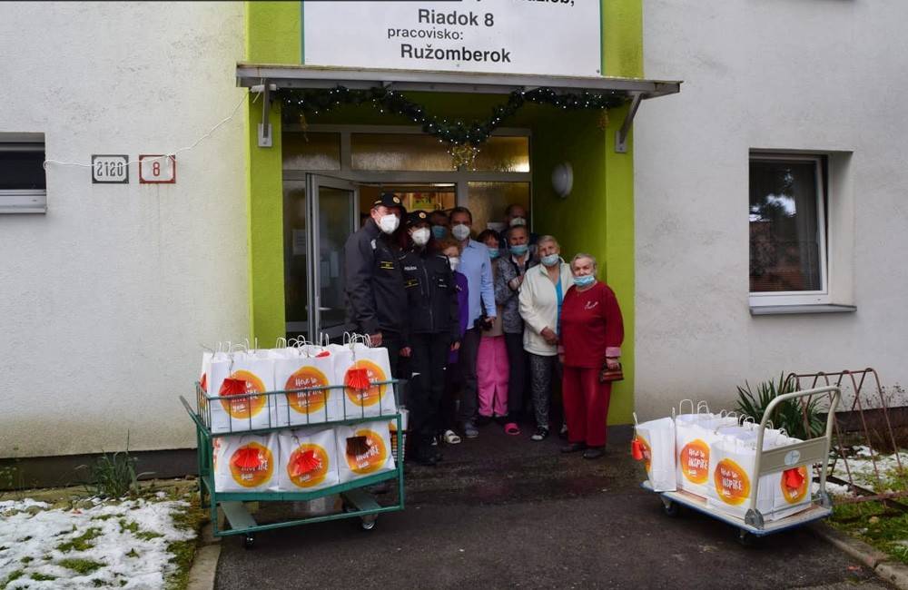 Policajti potešili seniorov v Ružomberku, do domovov sociálnych služieb priniesli balíčky s darčekmi