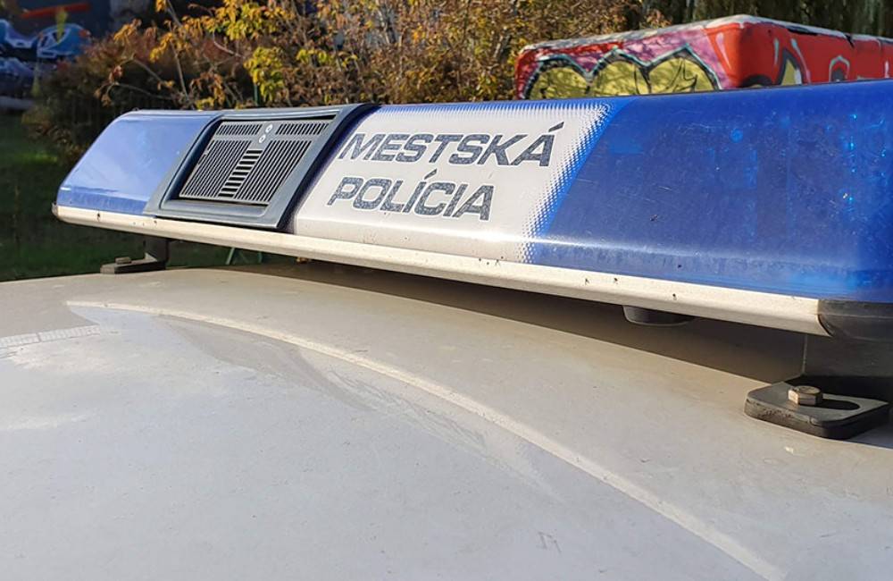 Agresívny muž sa pokúšal podpáliť žilinských mestských policajtov, dvoch polial benzínom