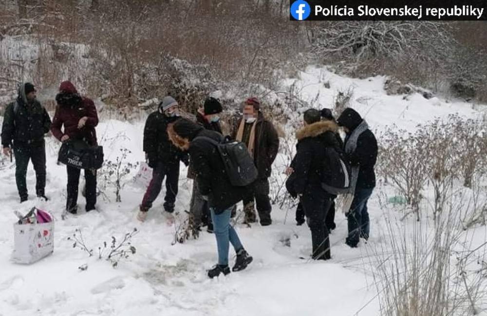 Na území Žilinského kraja zadržali jedenástich migrantov, ktorí vyskočili z kamióna v Turci