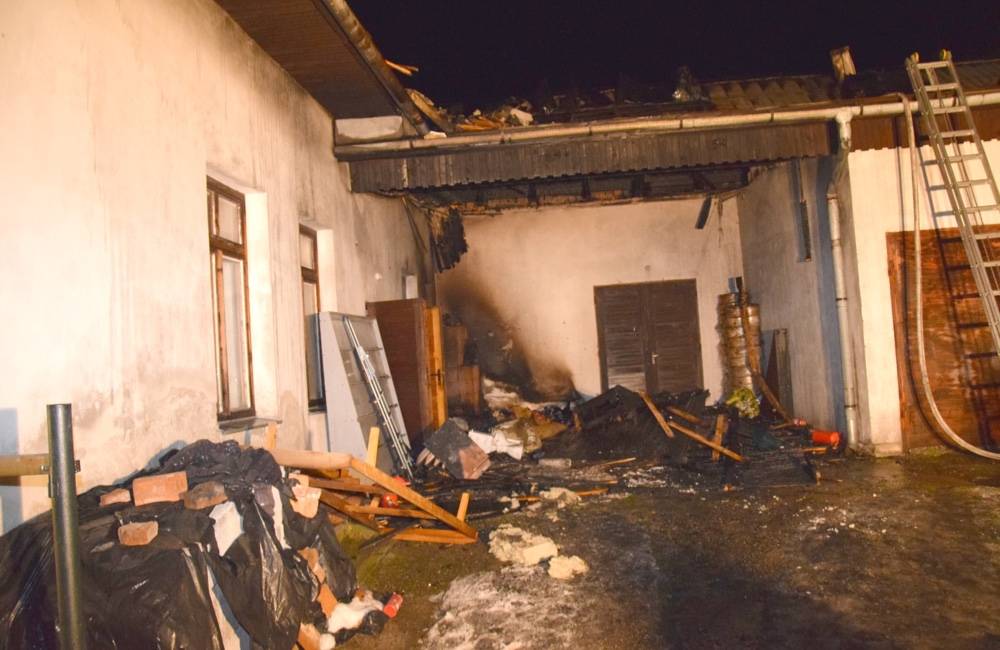 V budove skladu v obci Košťany nad Turcom vypukol požiar, nachádzalo sa tam 150 paliet kníh