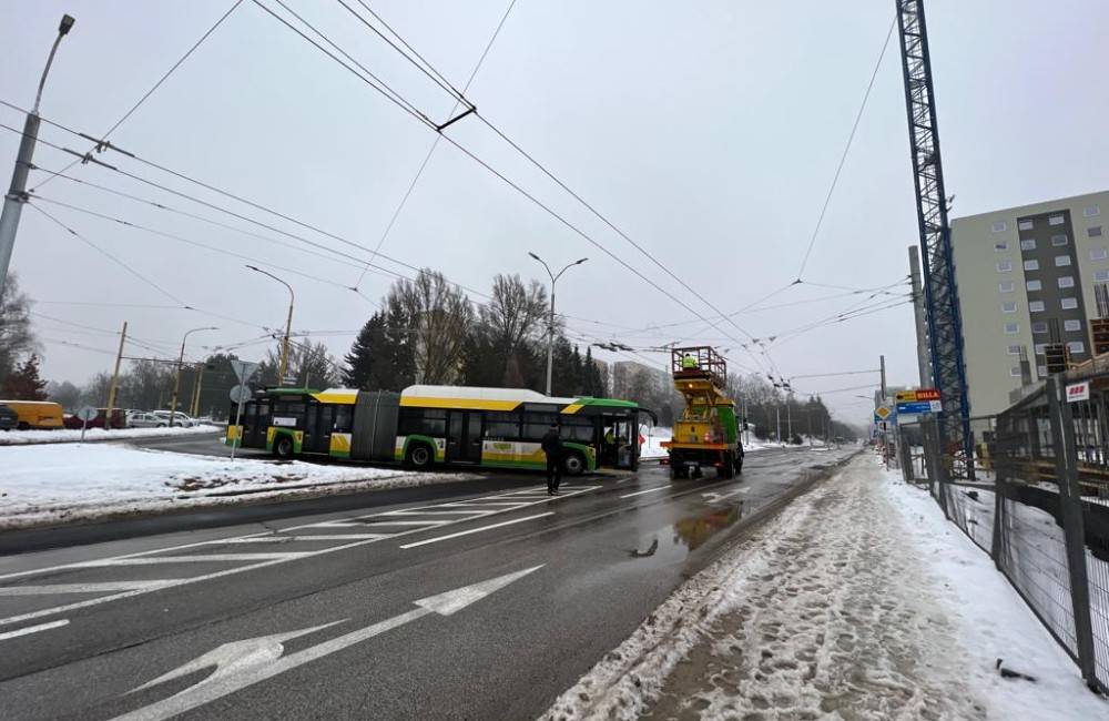Porucha trakčného vedenia na sídlisku Vlčince obmedzila viaceré linky MHD, lano pretrhol prechádzajúci trolejbus