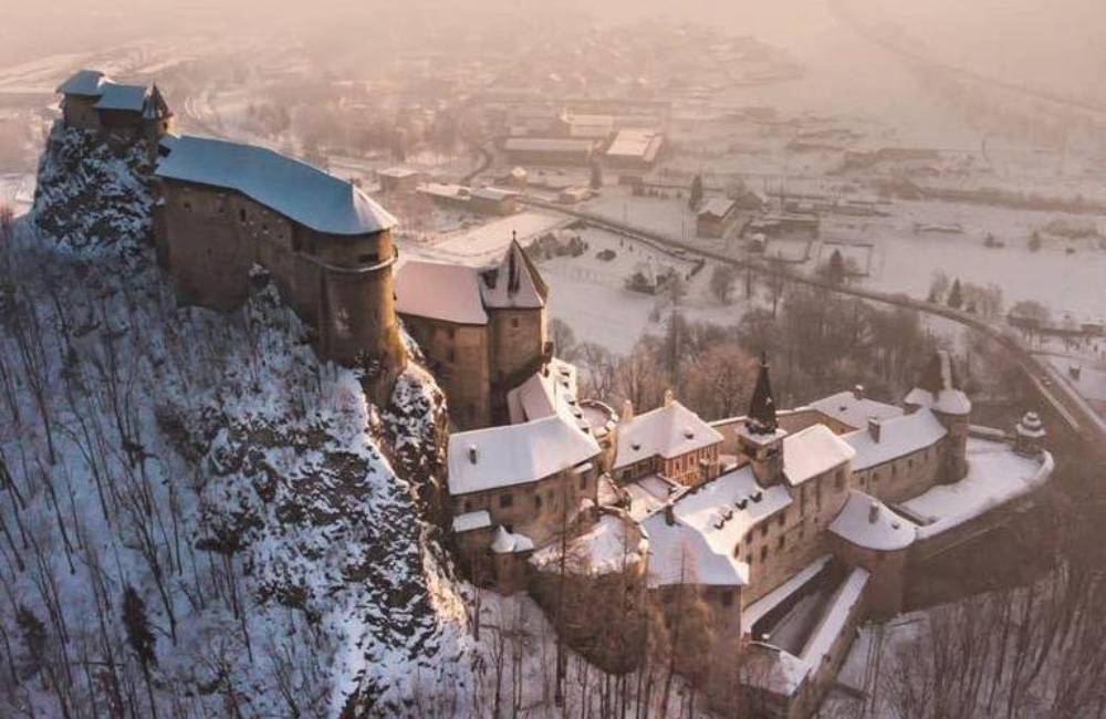 Foto: Oravský hrad navštívilo v roku 2021 viac ako 100-tisíc ľudí, cez letné mesiace najmä ľudia zo zahraničia