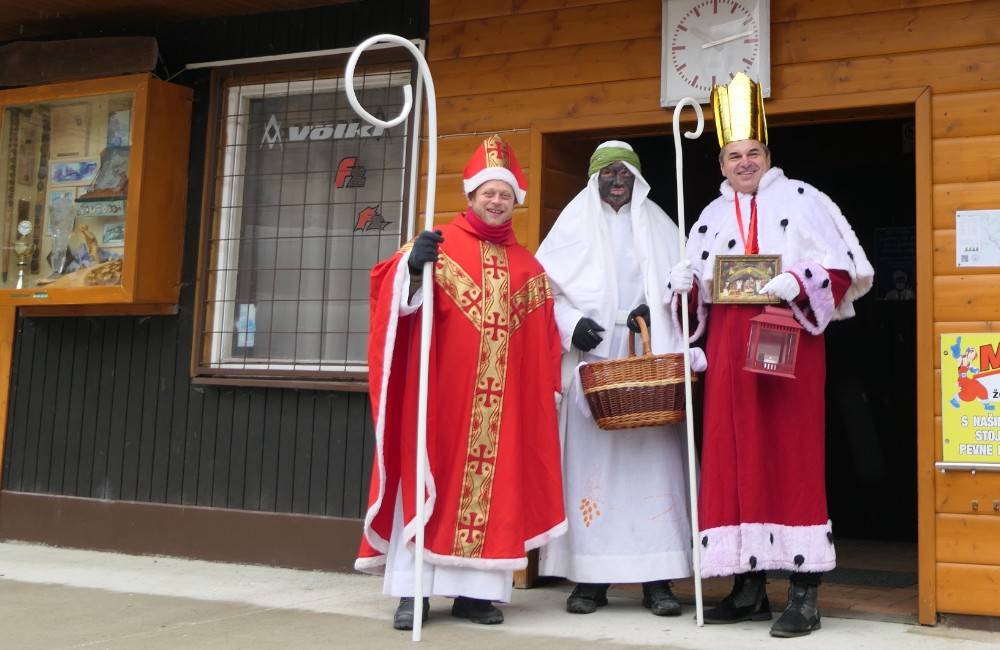 VIDEO: Do lyžiarskeho strediska Veľká Rača dnes zavítali Traja králi, návštevníkom rozdávali sladké darčeky