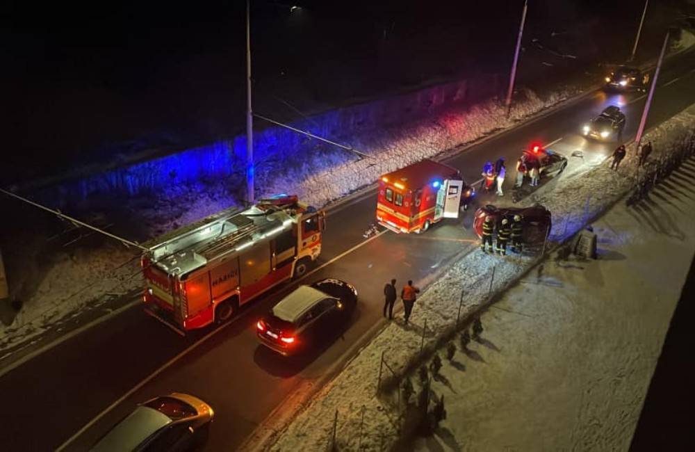 AKTUÁLNE: Pod sídliskom Hájik došlo k nehode, osobné auto skončilo prevrátené na boku