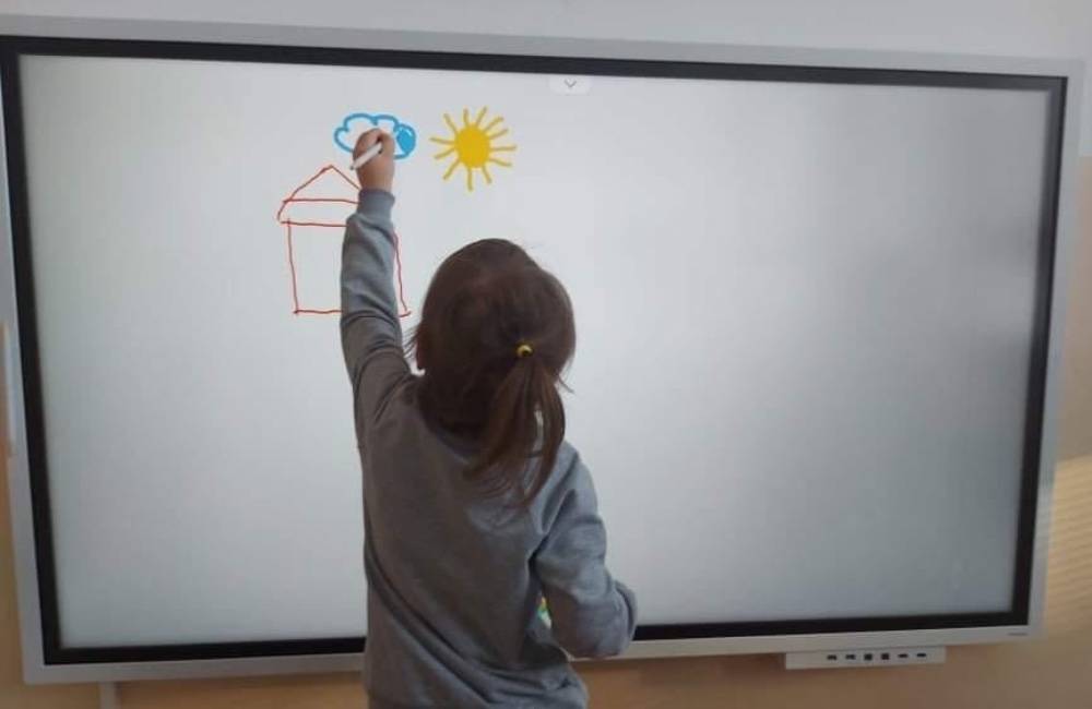 Predškoláci v Gbeľanoch majú novú techniku na výučbu: Interaktívna tabuľa vnesie do vzdelávania reálny svet