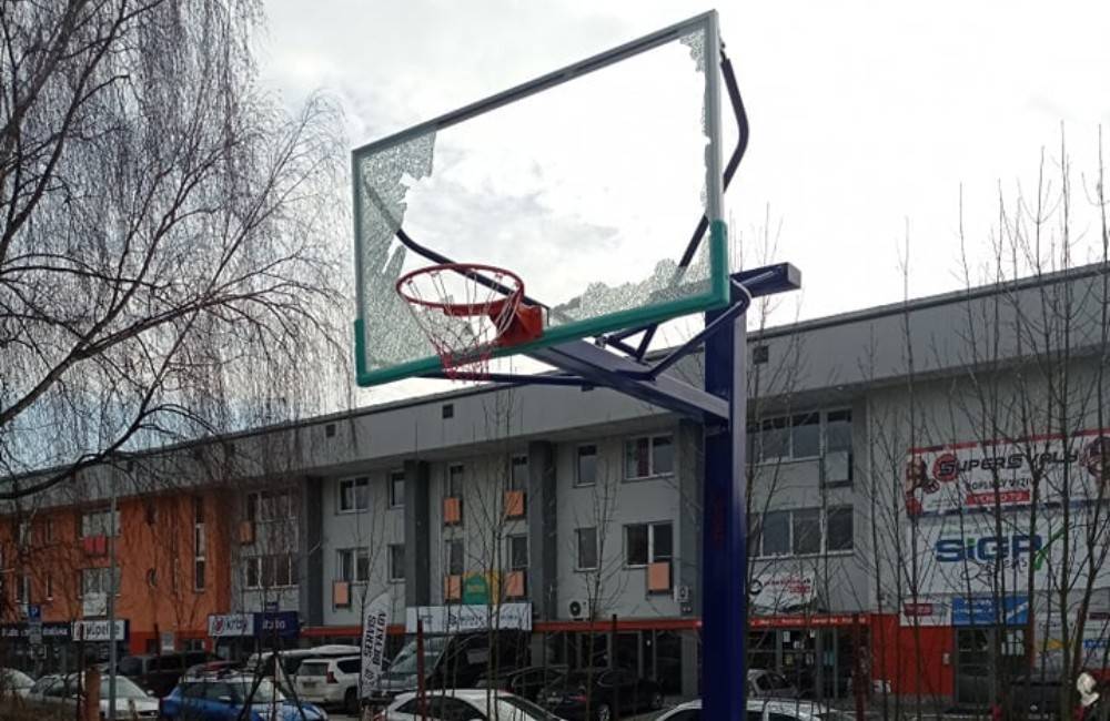Na jednom zo športovísk v Žiline zaznamenali vandalizmus, neznáma osoba poškodila basketbalový kôš