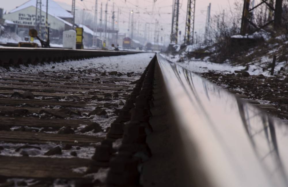 AKTUÁLNE: V Ružomberku na železničnej trati došlo k zrážke vlaku s osobou, následky boli smrteľné