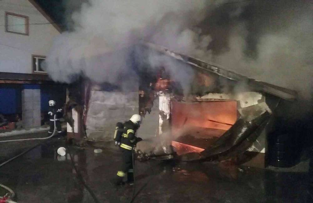 V obci Podvysoká v Čadci bol nahlásený požiar garáže, pomáhali aj dobrovoľníci
