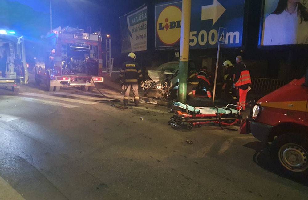 Foto: Po nehode v centre Žiliny našli vodiča pizzérie ležať pod autom, na sedadle bola zelená sušina
