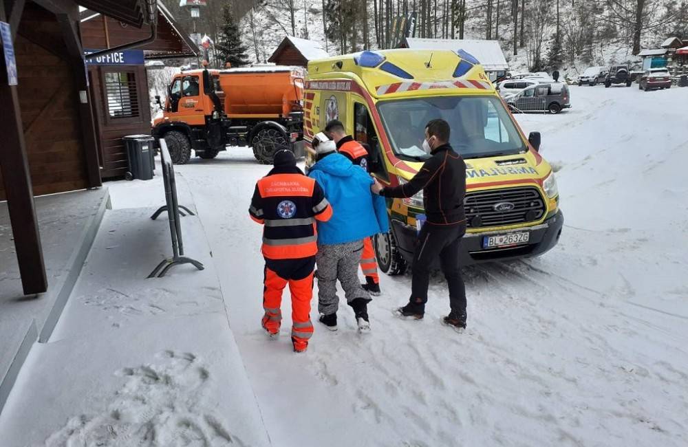 Záchranári z Kysuckých Beskýd pomáhali 51-ročnej žene, ktorá spadla zo schodov 