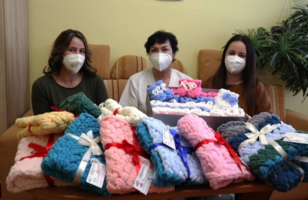 Prekvapenie v žilinskej nemocnici: Ručne robené deky a papučky budú chrániť novorodeniatka