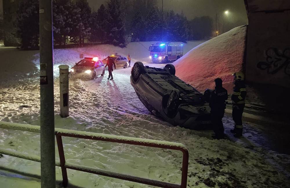 AKTUÁLNE: Žilinu zasiahlo husté sneženie, viaceré cesty sú šmykľavé. Pri nemocnici sa prevrátilo auto na strechu