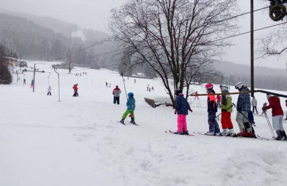 Vo Varíne spustia lyžiarske vleky aj tento víkend, lyžiarom budú k dispozícii dve zjazdovky