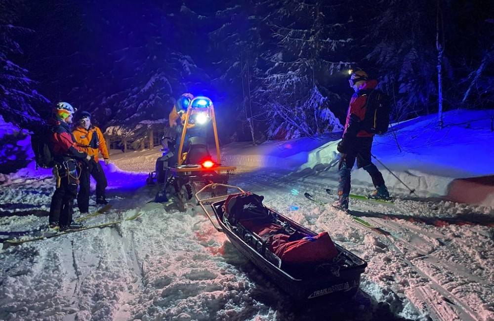 Vyčerpaná 18-ročná skialpinistka nedokázala pokračovať v ceste, záchranári ju museli transportovať na saniach