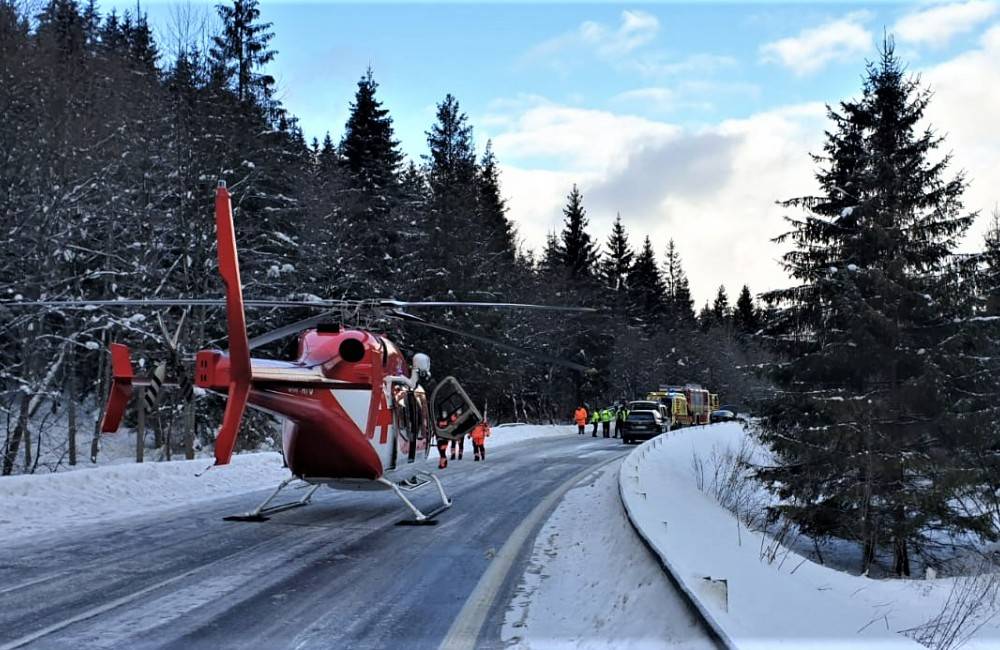 Foto: Pri čelnej zrážke áut na Orave zasahovali žilinskí leteckí záchranári, 23-ročný muž utrpel vážne zranenia