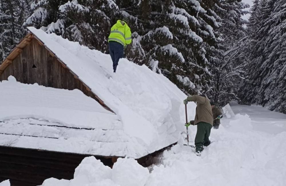 Snehová nádielka skomplikovala prístup k dreveniciam v Múzeu kysuckej dediny vo Vychylovke