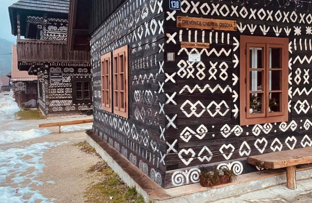 Čičmany bojujú s finančnými problémami, za využívanie tradičných ornamentov obci takmer nikto neprispieva