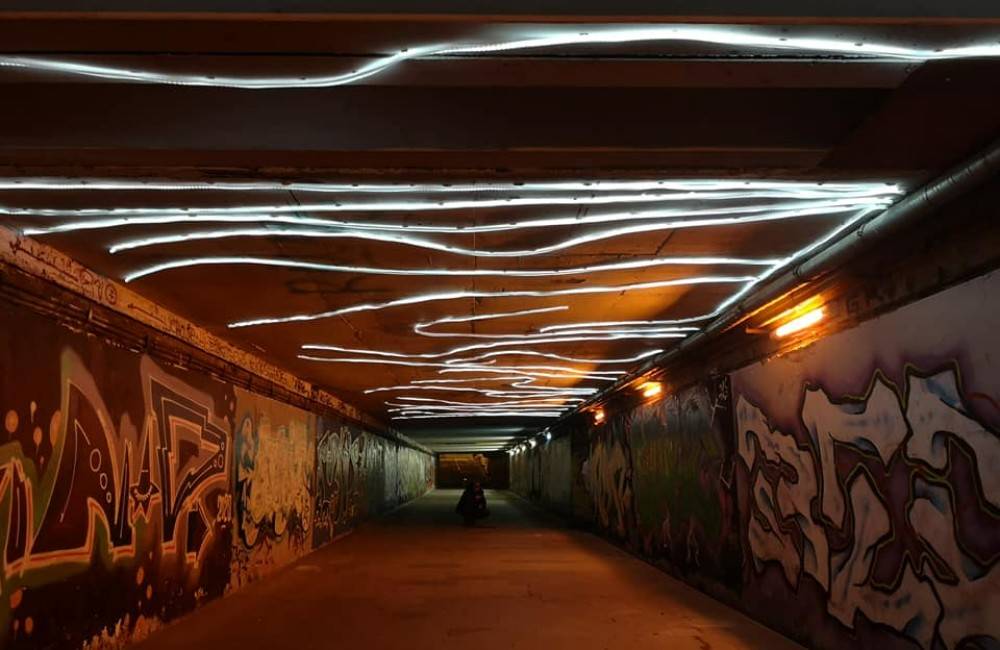Blikajúca svetelná inštalácia v podchode na Rondli je pre ľudí rušivá a nepríjemná, autori ju odstránia