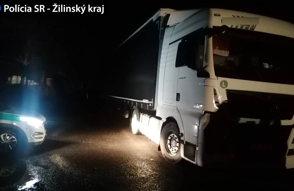 Poľský vodič kamióna šoféroval pod vplyvom alkoholu cez Trstenú, policajná hliadka mu zabránila v ďalšej jazde