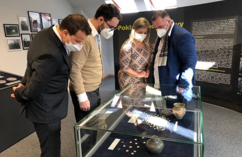 Foto: Liptovské múzeum uviedlo novú expozíciu Poklad z Likavky. Manželia, ktorí ho objavili, dostali nálezné 60-tisíc eur