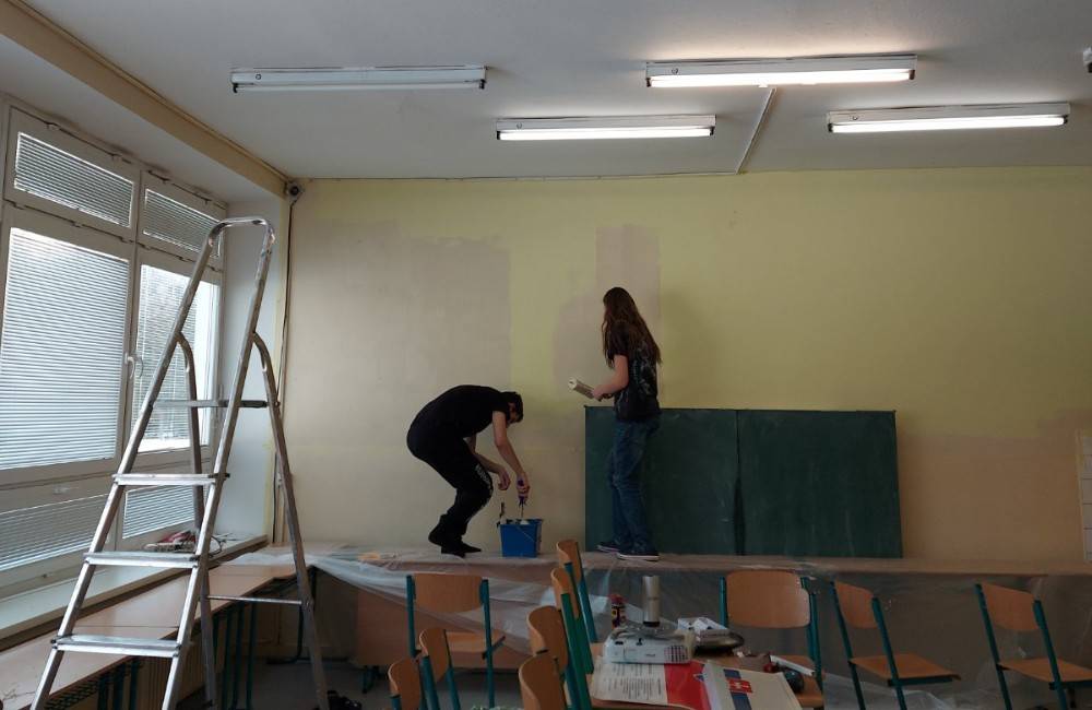 Žiaci Gymnázia Hlinská v Žiline opäť ukazujú svoj talent. Niektorí skrášľujú školu, iní propagujú udržateľnú módu