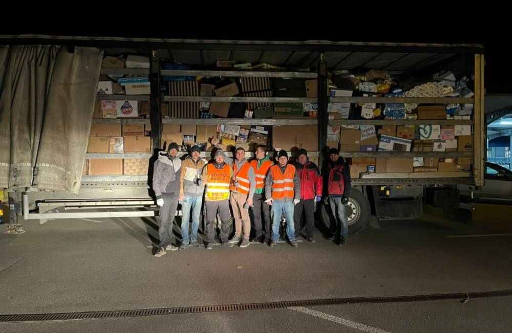 FOTO: Žilinčania sa spojili na pomoc ľuďom z Ukrajiny, v nedeľu večer vyzbierali plný kamión tovaru