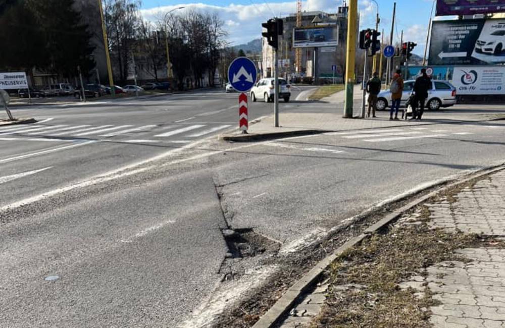 Na Košickej ulici je už niekoľko týždňov nebezpečný výtlk, Žilinčan si na ňom spôsobil škodu 300 eur