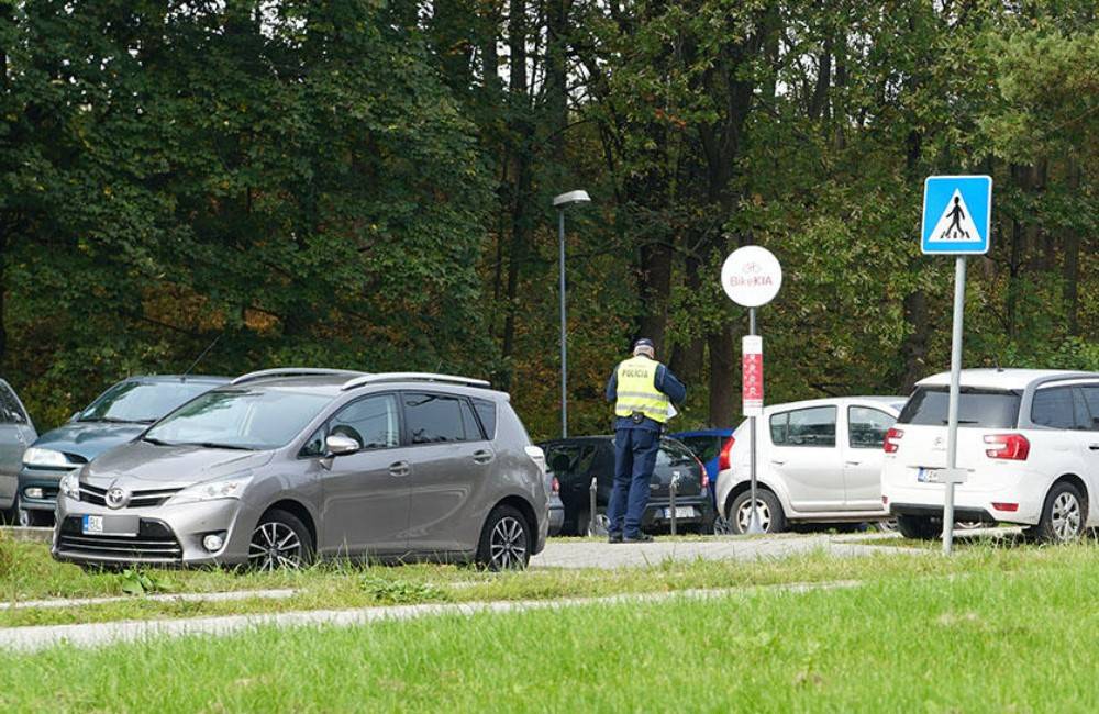Mesto Žilina novelu o zákaze parkovania na chodníkoch víta, motoristov budú preventívne upozorňovať