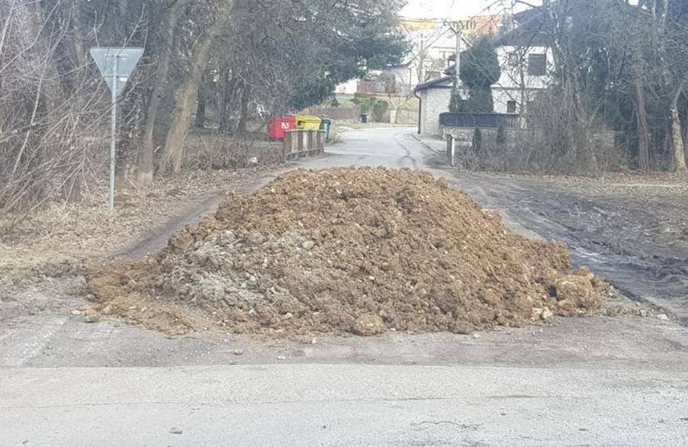 Mesto Žilina začalo s úpravou cesty na Rosinkách, majiteľ pozemkov ju zablokoval kopou hliny
